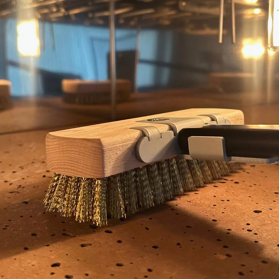 Effeuno børste til pizzasten messing 68 cm